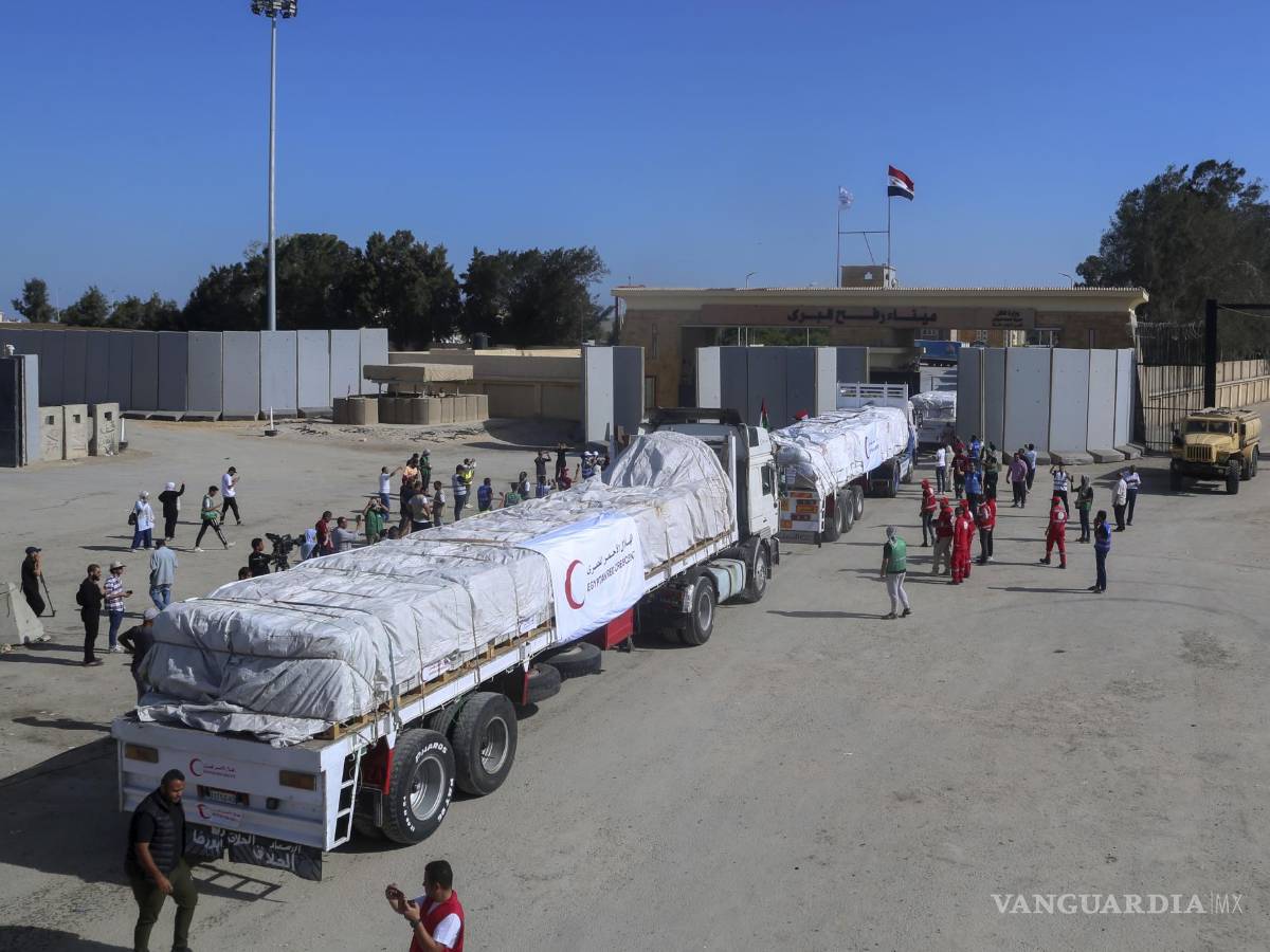 $!Camiones de la Media Luna Roja Egipcia que transportan ayuda humanitaria para la Franja de Gaza cruzan la puerta fronteriza de Rafah, en Rafah, Egipto.