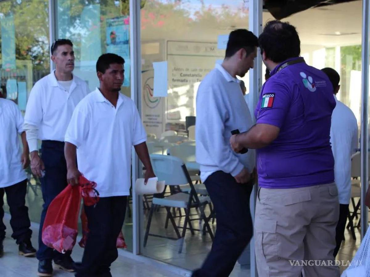 $!En la imagen se observa a mexicanos ingresando a su país tras su deportación desde Estados Unidos.