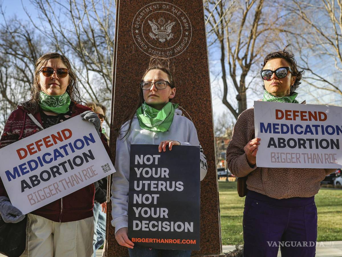 $!Tres miembros del grupo Marcha de Mujeres protestan en apoyo del acceso a medicamentos para el aborto frente al Tribunal Federal en Amarillo, Texas.