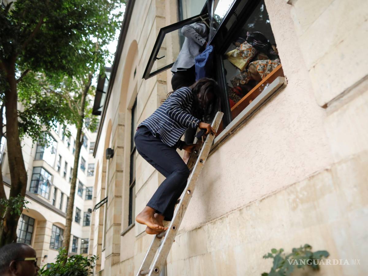 $!Turistas de un hotel en Nairobi corren por sus vidas tras ataque terrorista (fotogalería)