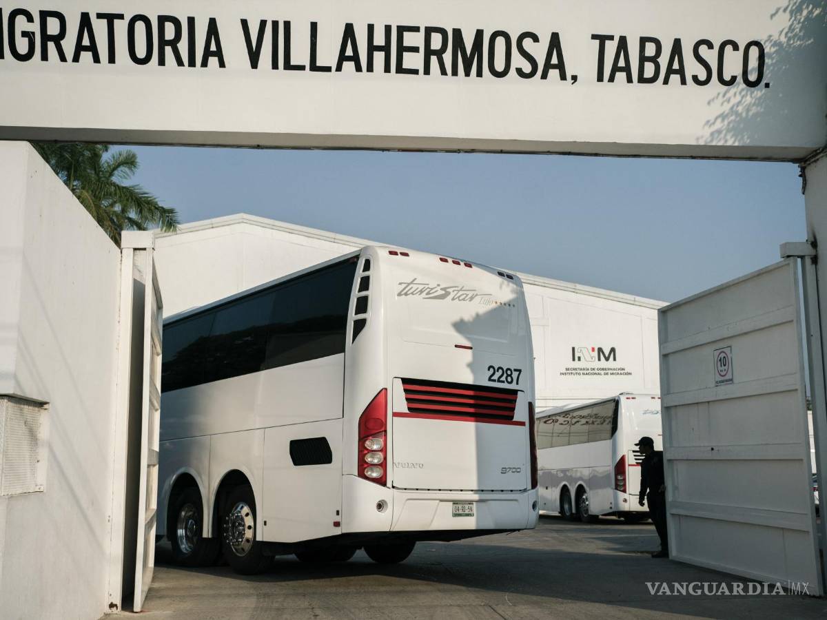 $!Agentes de migración en un centro en las afueras de Villahermosa, Tamaulipas, México reciben autobuses con migrantes traídos desde México.