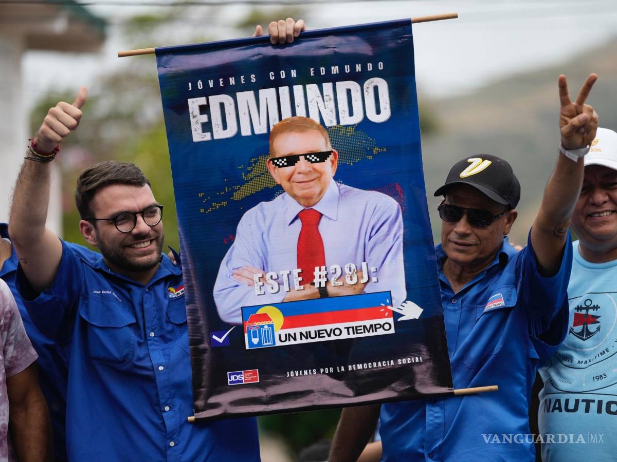 $!Seguidores del candidato presidencial de la oposición venezolana Edmundo González con un cartel de apoyo en el lanzamiento de la campaña política.