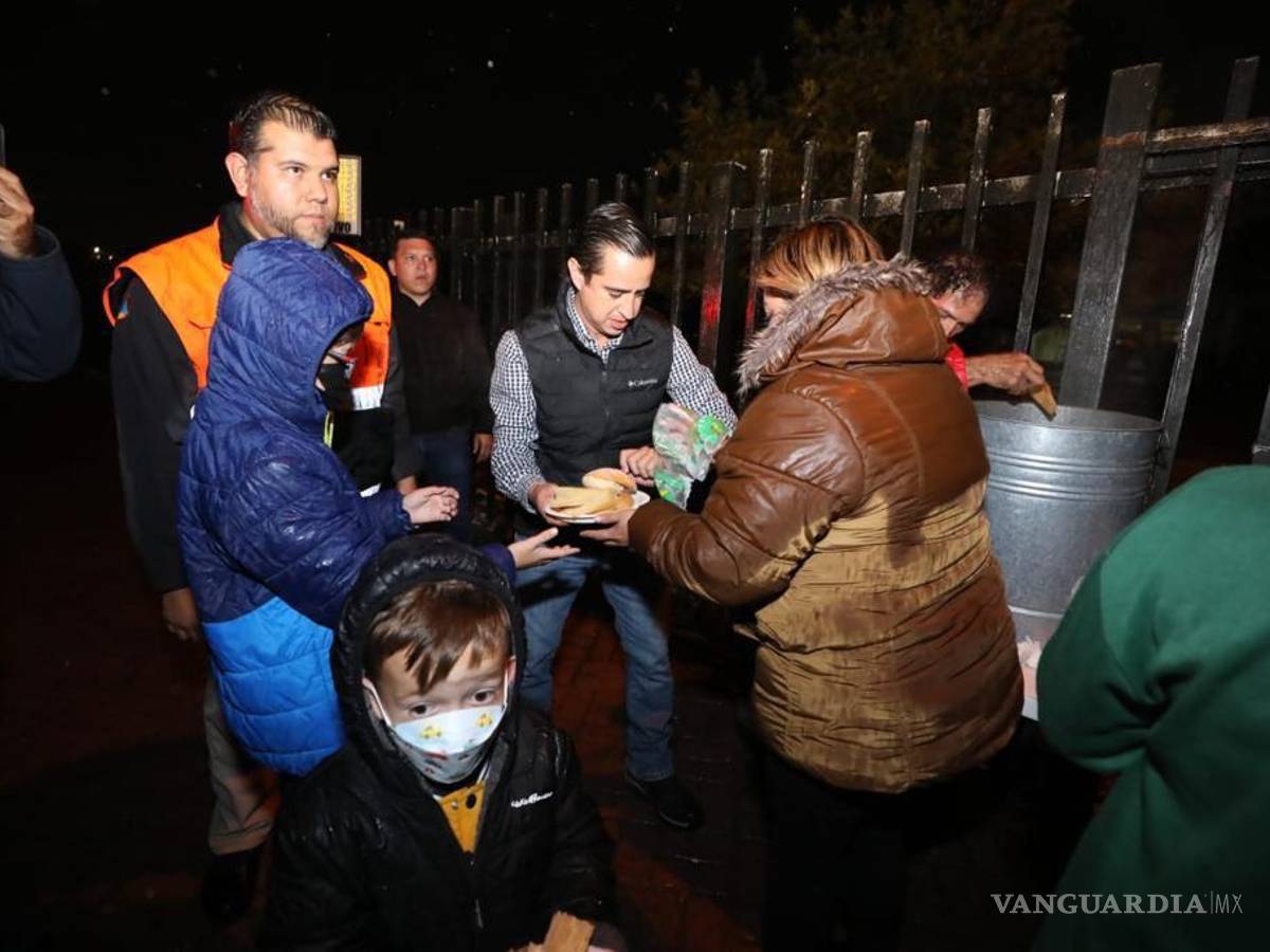 $!Bebidas calientes recibieron las personas que aguardan afuera del Hospital General en espera de noticias de sus seres queridos.
