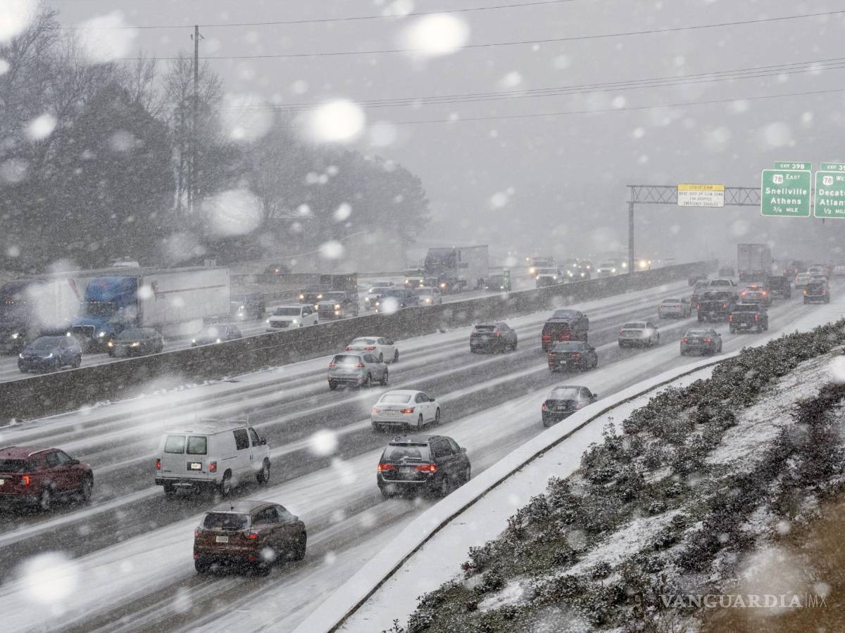 $!La nieve comienza a acumularse en la I-285 en Tucker, Georgia, mientras una tormenta invernal trae nieve al sur.