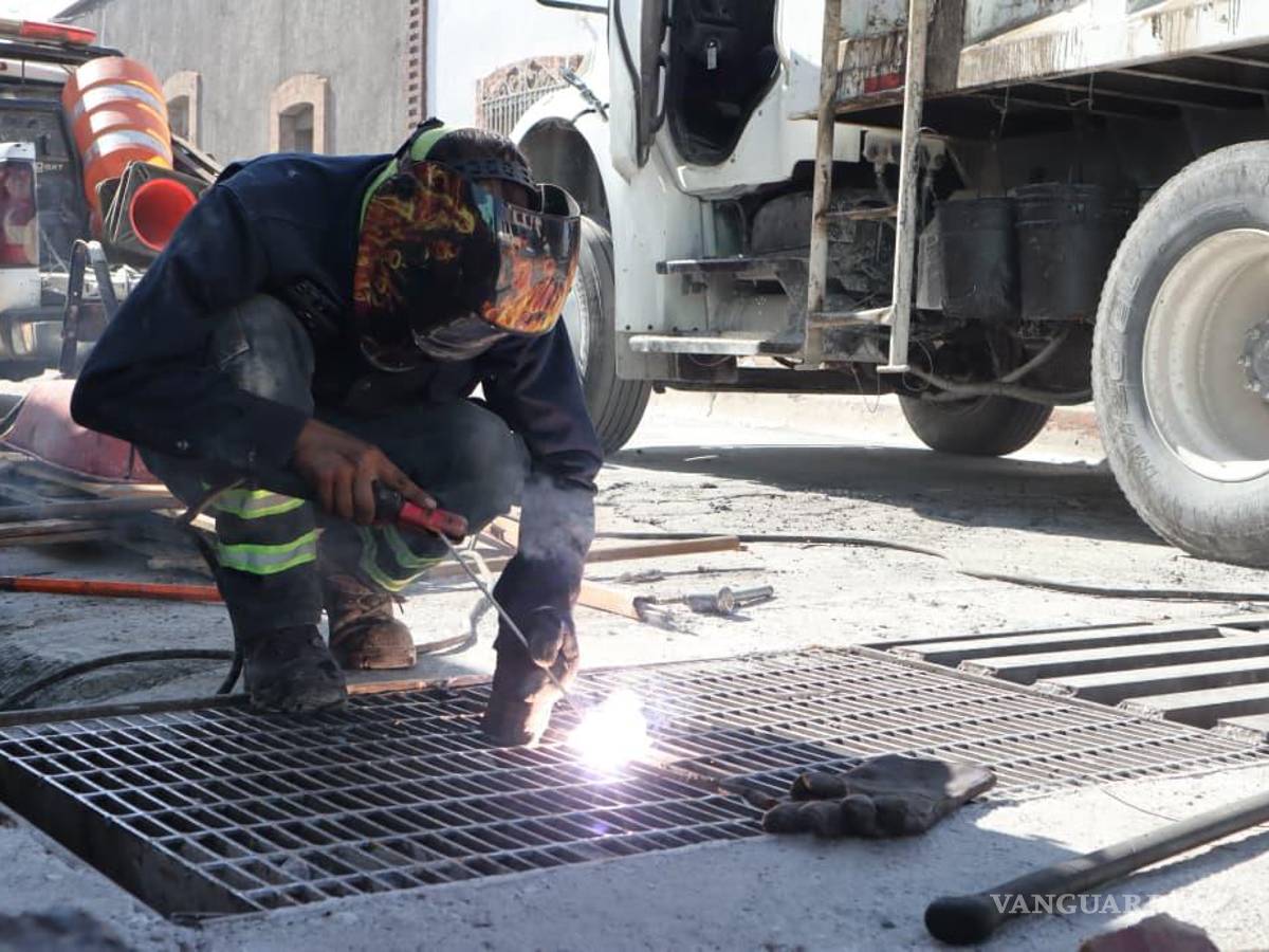 $!También se realizaron trabajos de reparación y limpieza de rejillas pluviales en el cruce de Álvaro Obregón y Luis Gutiérrez.