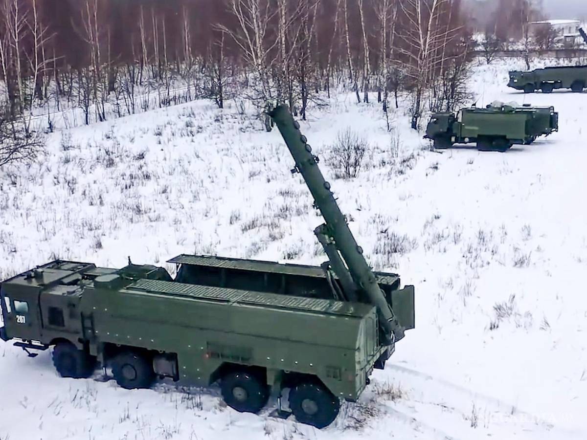 $!En esta fotografía tomada de un vídeo el martes 25 de enero de 2022, los lanzadores de misiles Iskander del ejército ruso toman posiciones durante ejercicios en Rusia.