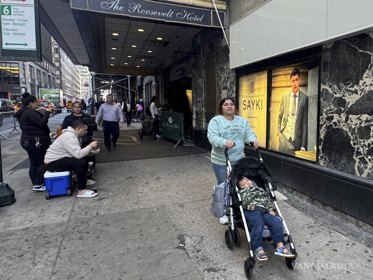 $!Maribel Hidalgo, inmigrante venezolana, empuja un cochecito que lleva a su hijo, Daniel, afuera del refugio de inmigración del Hotel Roosevelt en Nueva York.