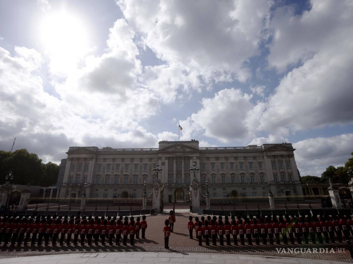 $!Miembros de la Guardia de Coldstream se reúnen frente al Palacio de Buckingham antes de la procesión para llevar el cuerpo de la reina Isabel II a Westminster Hall.