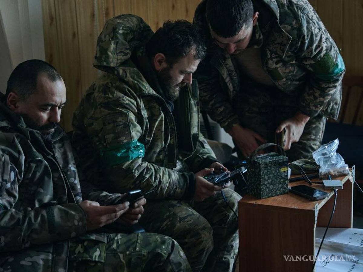 $!Soldados ucranianos verifican la situación usando un dron en Bakhmut, región de Donetsk, Ucrania.