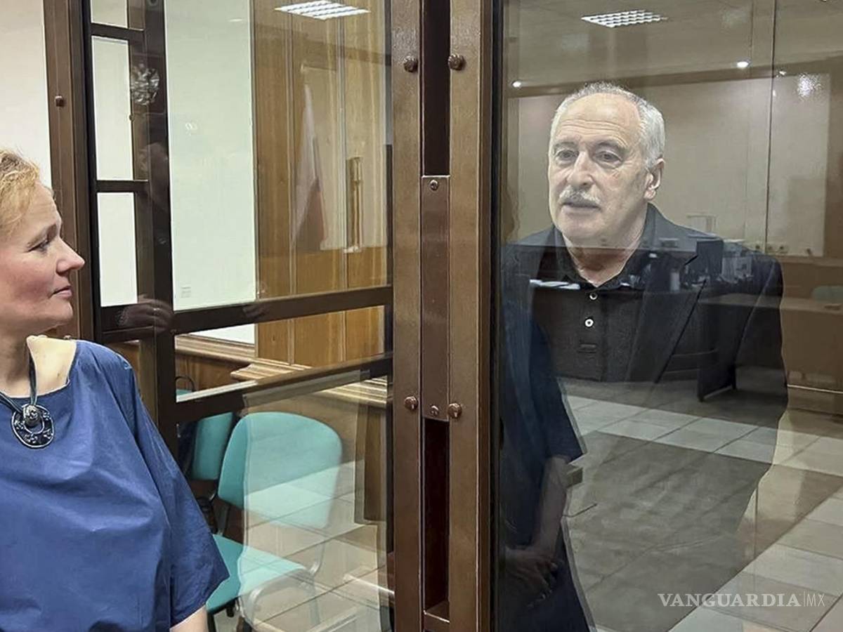 $!Valery Golubkin, un físico especializado en aerodinámica, se encuentra en la jaula de un acusado en un tribunal de Moscú, Rusia.