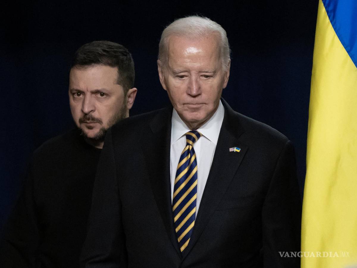 $!El presidente estadounidense, Joe Biden (d), y el presidente ucraniano, Volodímir Zelenski (i), llegan para celebrar una conferencia de prensa conjunta.