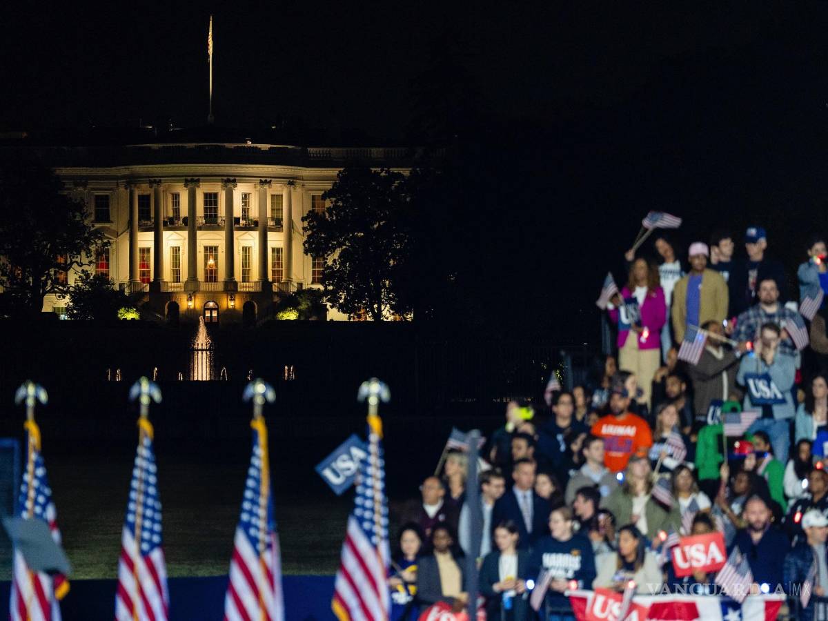 $!La Casa Blanca se ve de fondo durante un mitin de campaña de la vicepresidenta Kamala Harris, la candidata presidencial demócrata, en Washington.