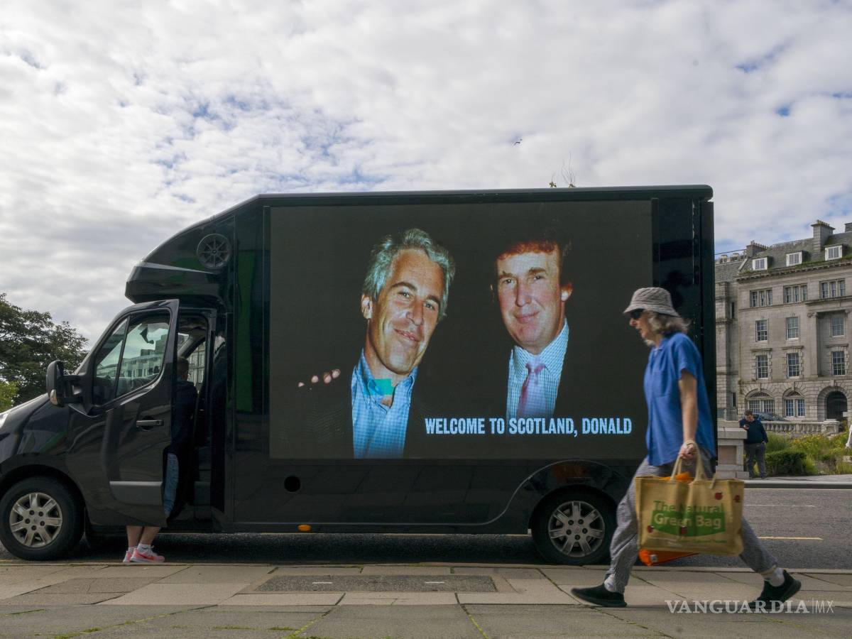 $!Una fotografía del presidente estadounidense Donald Trump y Jeffrey Epstein se exhibe en el lateral de una camioneta en el centro de Aberdeen, Escocia.