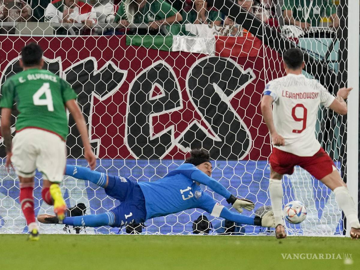 $!El arquero de México Guillermo Ochoa ataja el penal ejecutado por el polaco Robert Lewandowski en el partido del Grupo C del Mundial, el martes 22 de noviembre de 2022, en Doha, Qatar.