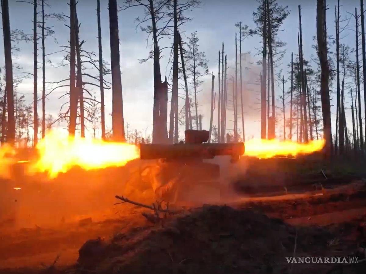 $!Un soldado del ejército ruso dispara un sistema de misiles antitanque Fagot hacia una posición ucraniana en un lugar no revelado.