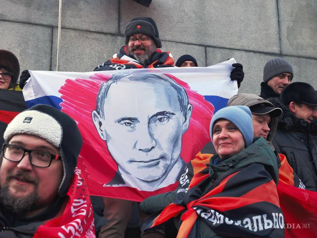 $!Personas con la imagen del presidente ruso Vladímir Putin antes del concierto ‘’Gloria a los Defensores de la Patria’ en el Estadio Luzhniki en Moscú, Rusia,
