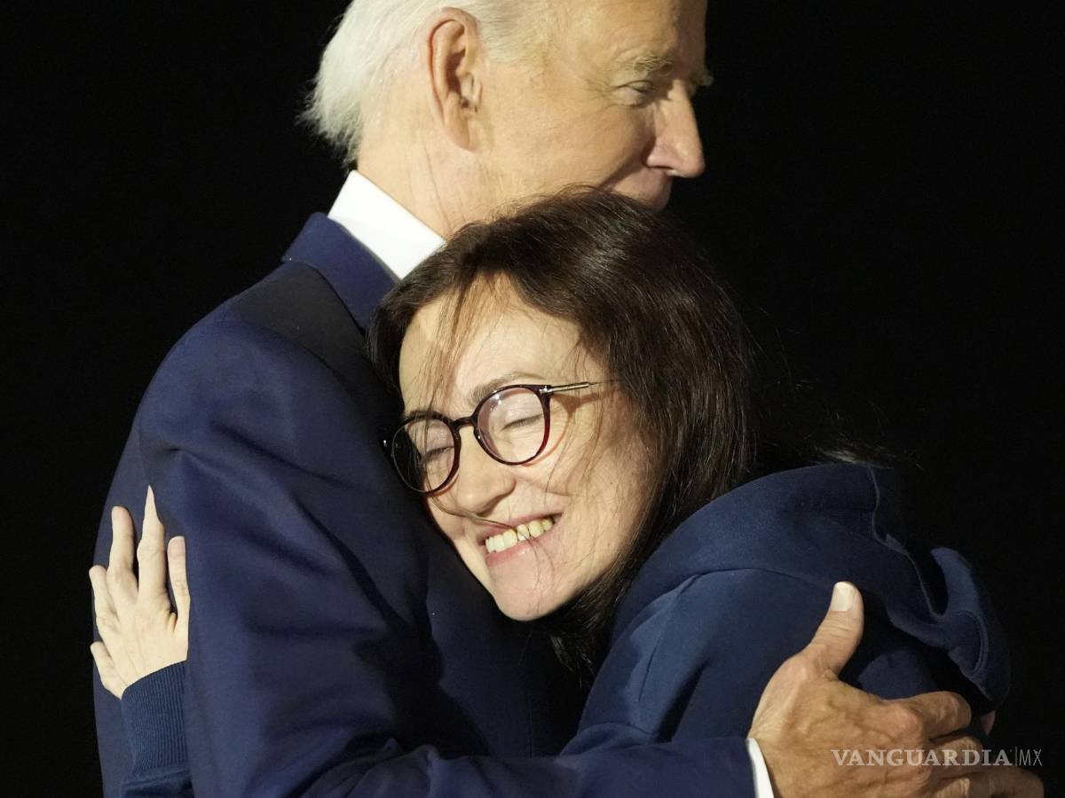 $!El presidente Joe Biden, a la izquierda, abraza a Alsu Kurmasheva en la Base de la Fuerza Aérea Andrews, Maryland.