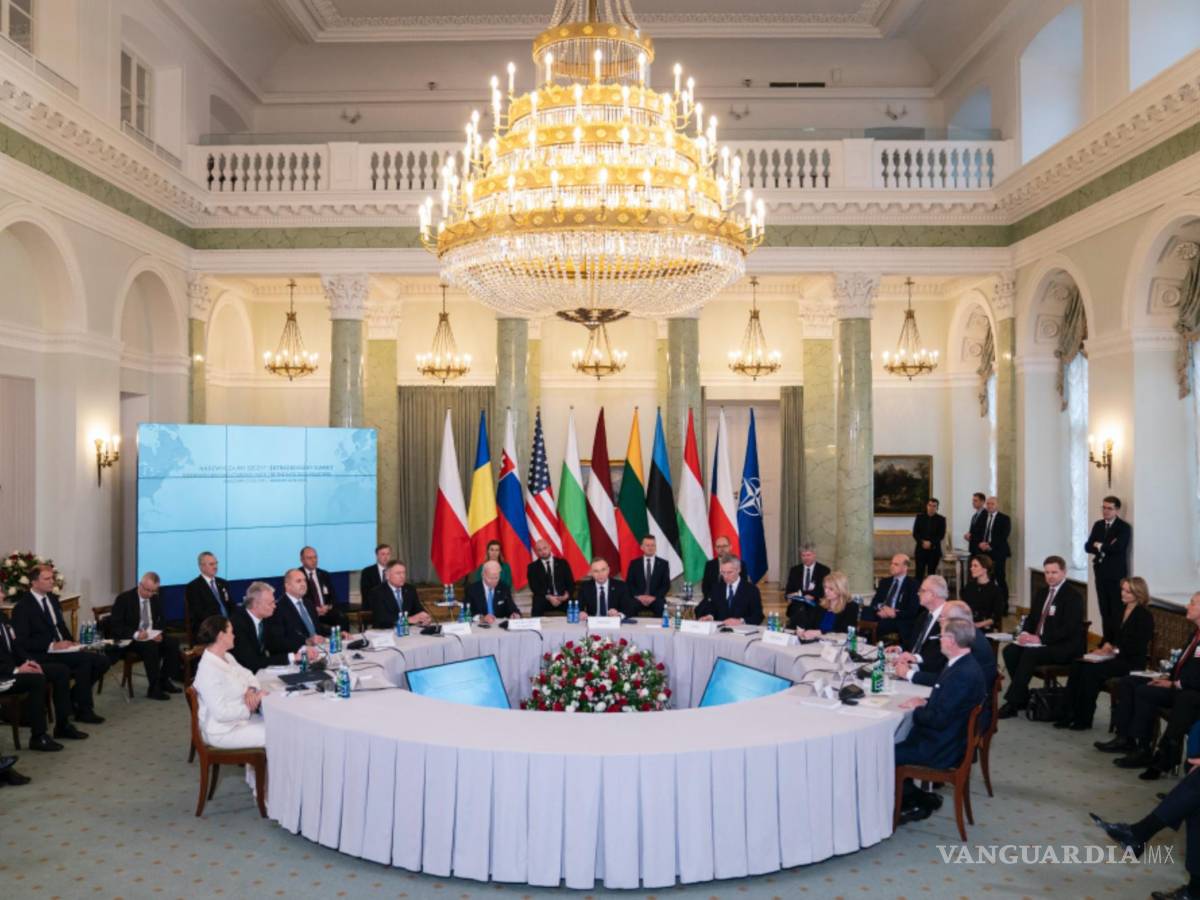 $!El presidente Joe Biden participa en una reunión con los líderes de los Nueve de Bucarest en Varsovia.