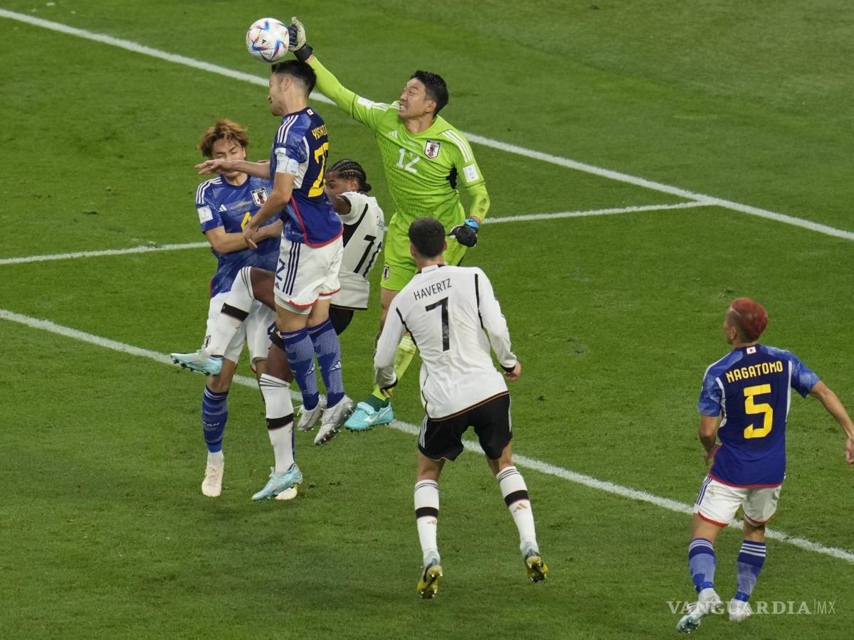 $!Shuichi Gonda sale por el balón dentro del área chica en el juego contra Japón.