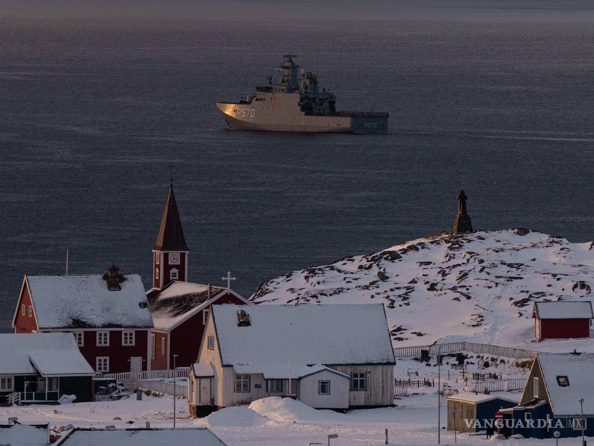 $!El buque militar HDMS Knud Rasmussen de la Armada Real Danesa patrulla cerca de Nuuk, Groenlandia, el jueves 15 de enero de 2026.
