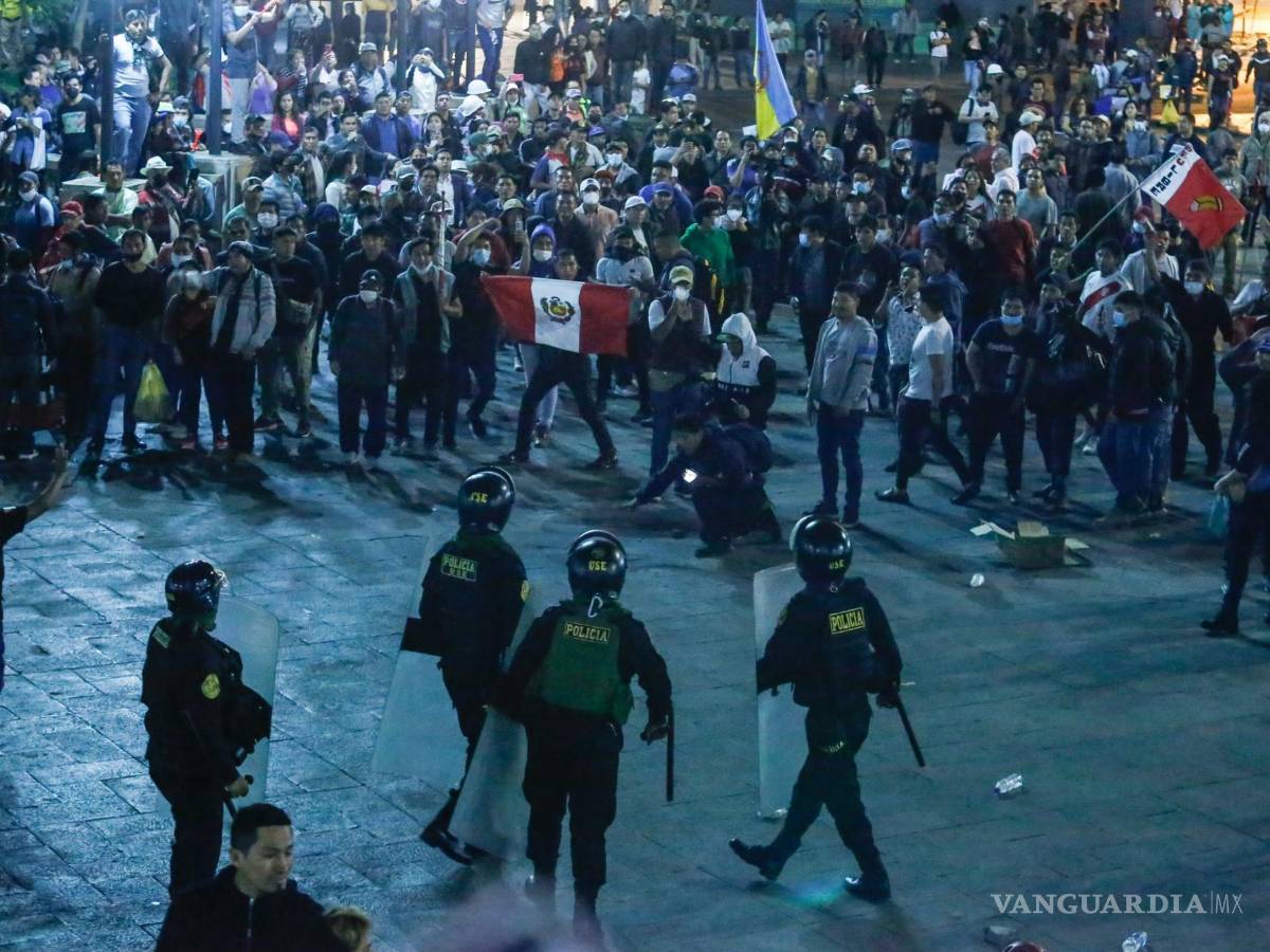 $!Arrecian protestas en Perú, suman siete muertos; cierran aeropuerto y suspenden tren a Machu Picchu