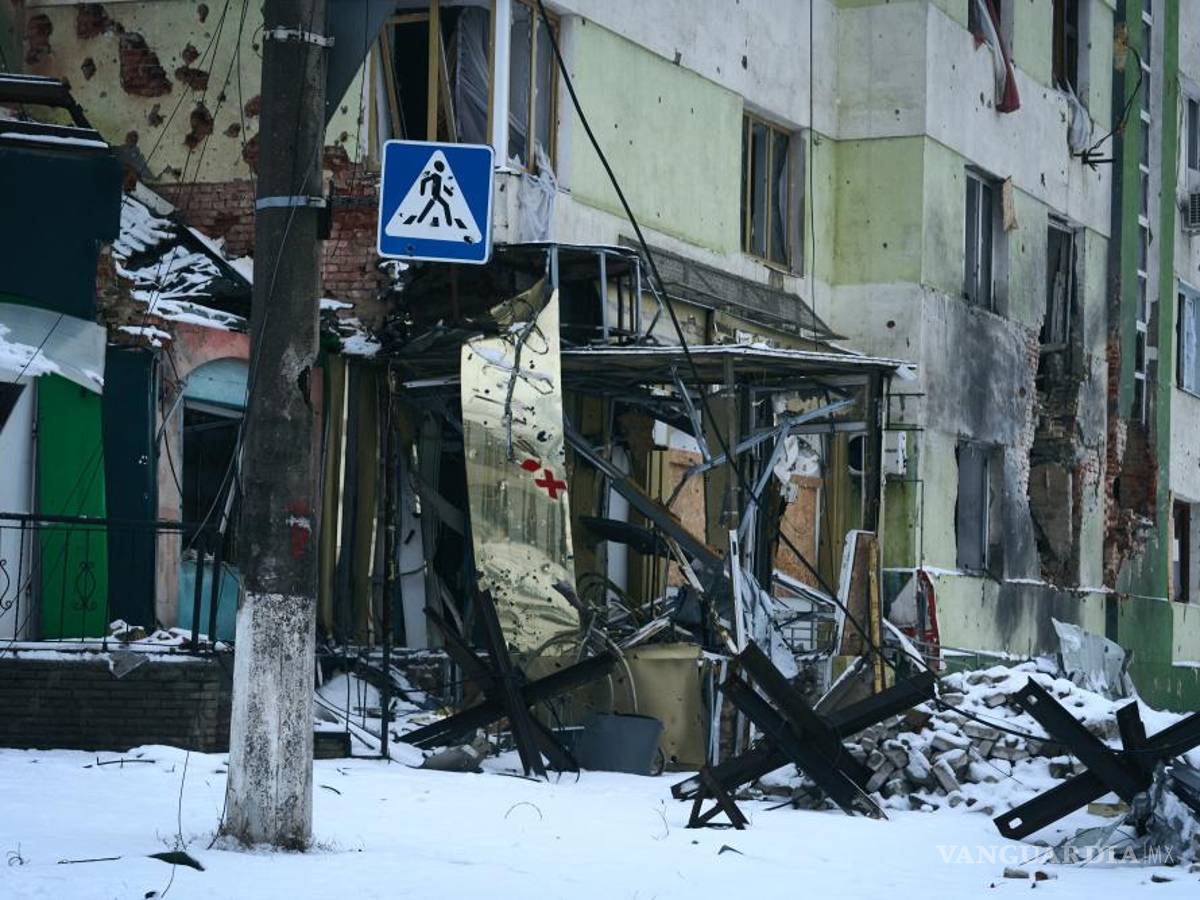 $!Edificios dañados por los bombardeos rusos se ven en el centro de la ciudad de Bakhmut, región de Donetsk, Ucrania.