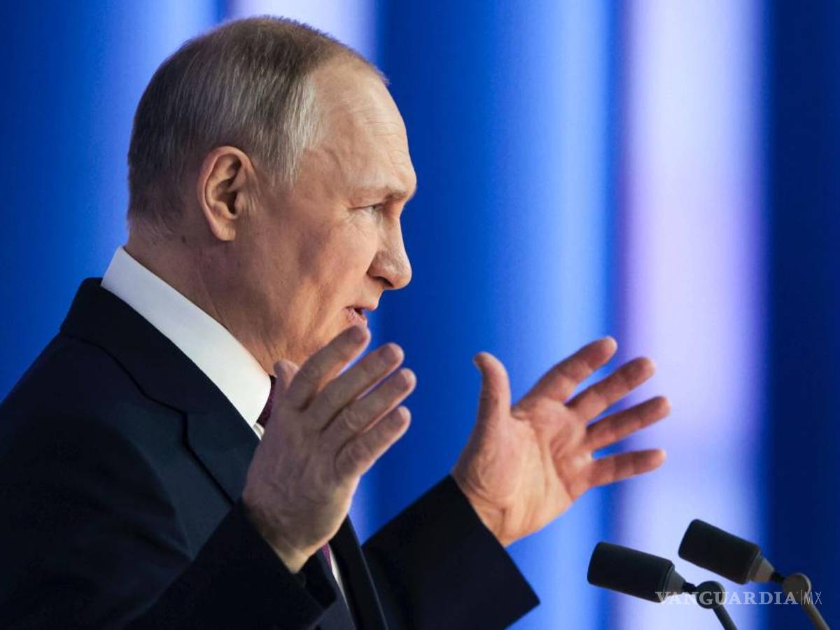 $!El presidente ruso, Vladímir Putin, hace un gesto mientras da su discurso anual sobre el estado de la nación en Moscú, Rusia.