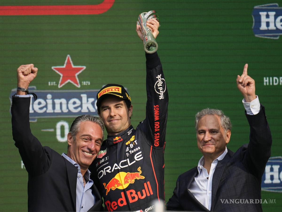$!Carlos Slim Domit (i), el mexicano Sergio Pérez (c) y Alejandro Soberón en el podio en el Gran Premio de Fórmula Uno de Ciudad de México.