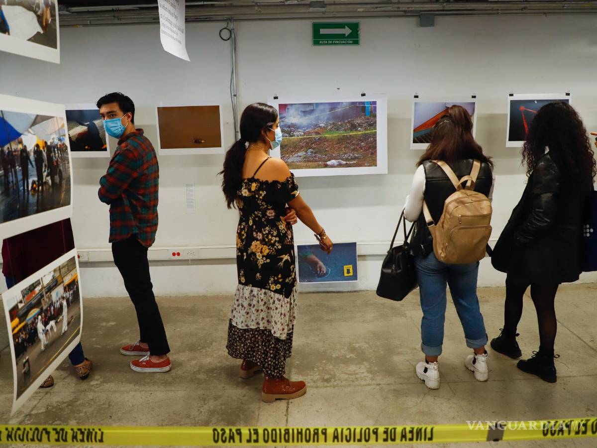 $!Visitantes observan imágenes de la exposición Dulce Violencia, muestra fotográfica de nota roja, ayer, en el Faro Cosmo en Ciudad de México (México).