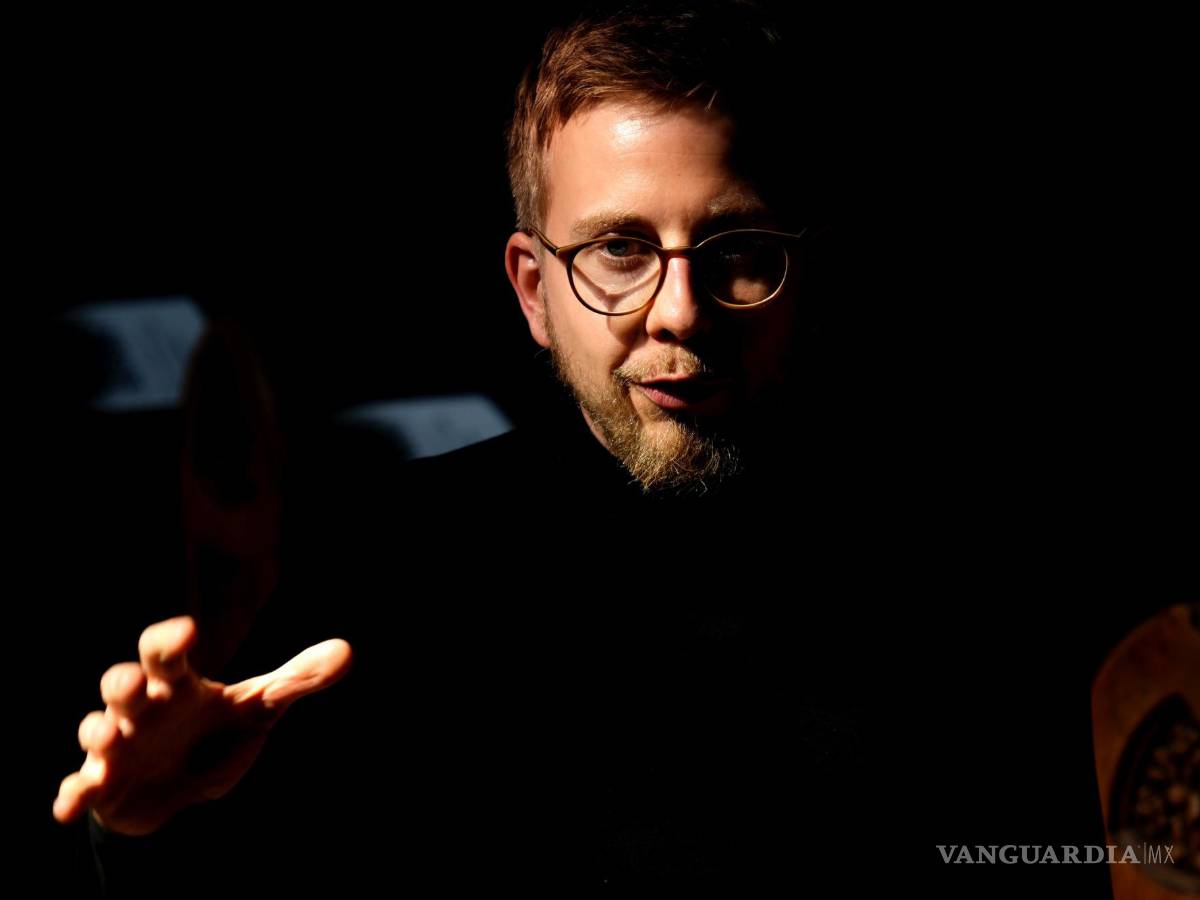 $!Jonas Simmerlein, teólogo y filósofo de la Universidad de Viena en Austria, durante una entrevista con The Associated Press en Núremberg, Alemania.