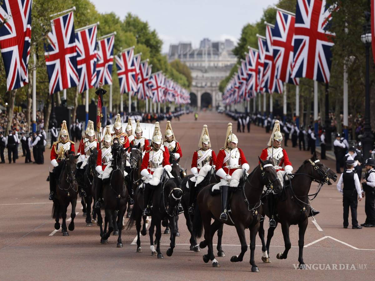 $!Miembros de la Caballería de la Casa de los Guardias de la Vida recorren The Mall antes de la procesión para llevar el cuerpo de la Reina Isabel II a Westminster Hall.