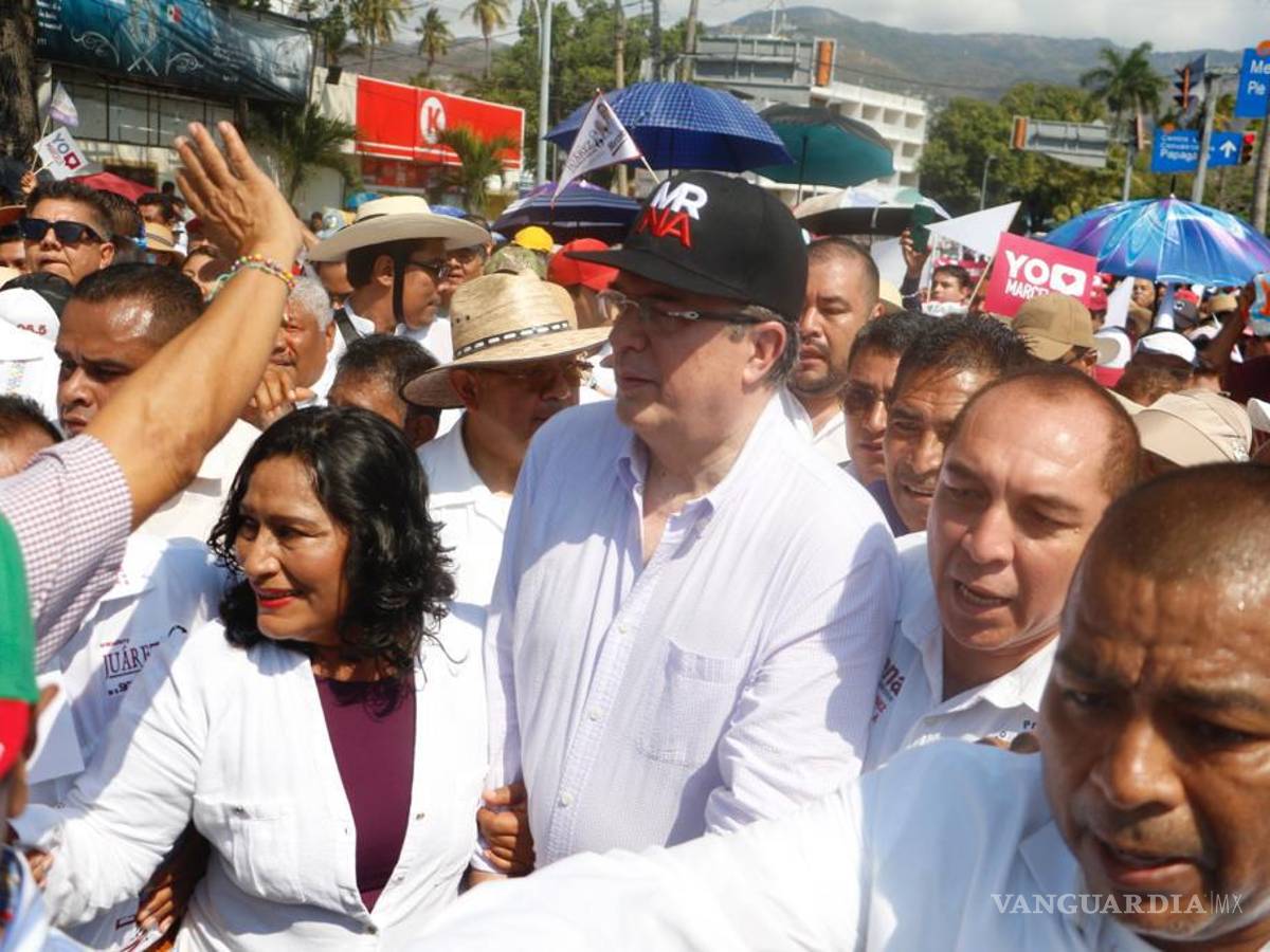 $!En el mitín, Ebrard recibió las peticiones de la sociedad guerrerense recabadas durante los foros denominados “Encuentros para el Futuro”.