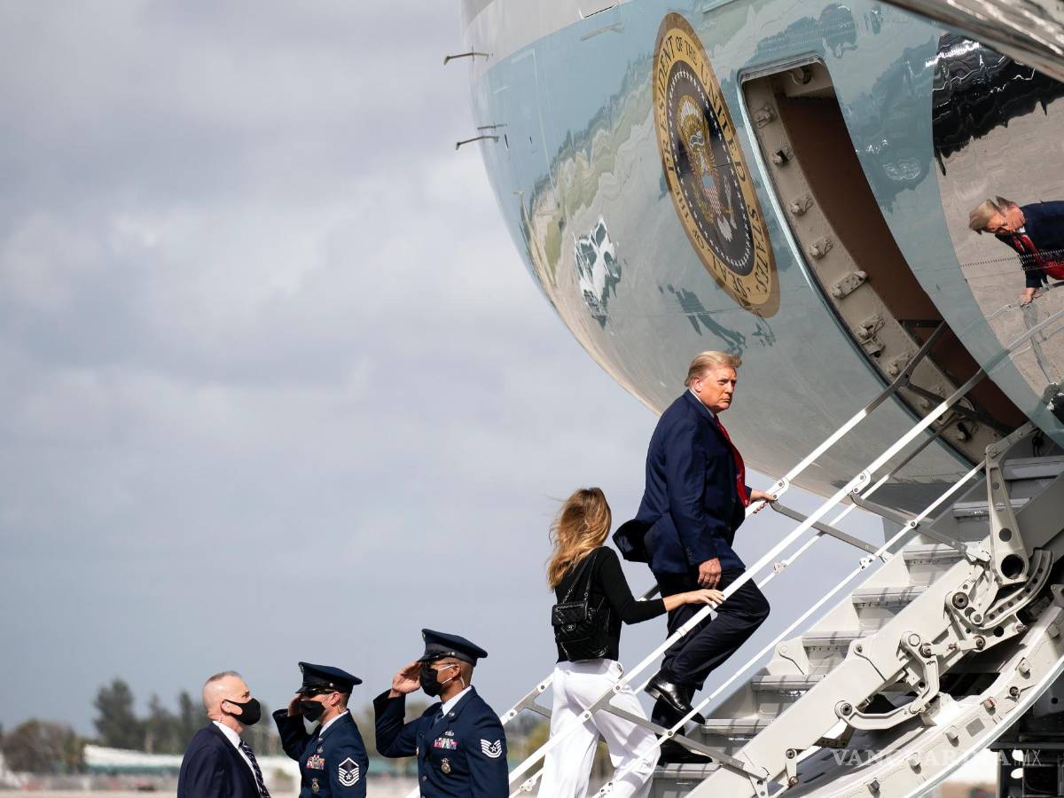 $!El entonces presidente Donald Trump y la primera dama Melania Trump abordan el Air Force One en West Palm Beach, Florida, el 31 de diciembre de 2020.