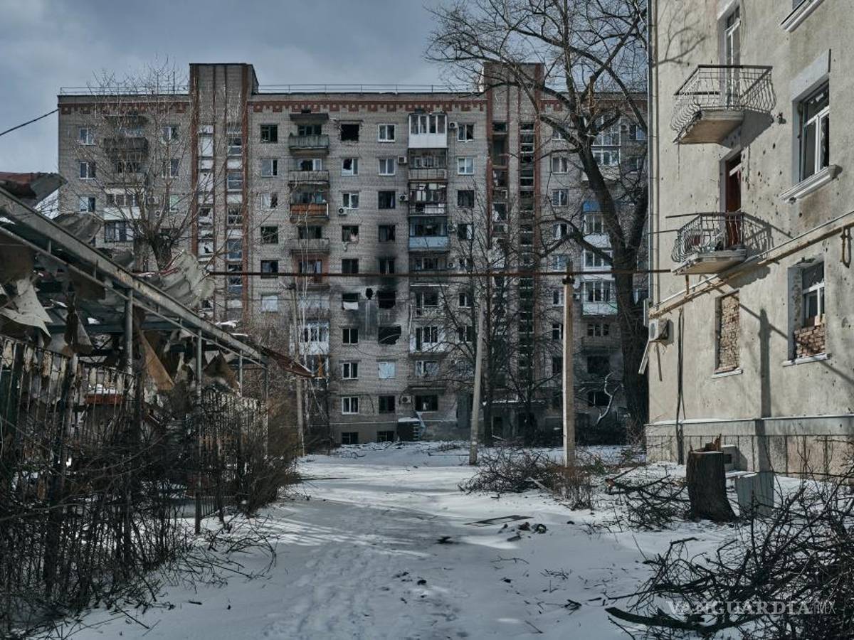 $!Centro de la ciudad dañado por los bombardeos rusos en Bakhmut, región de Donetsk, Ucrania.