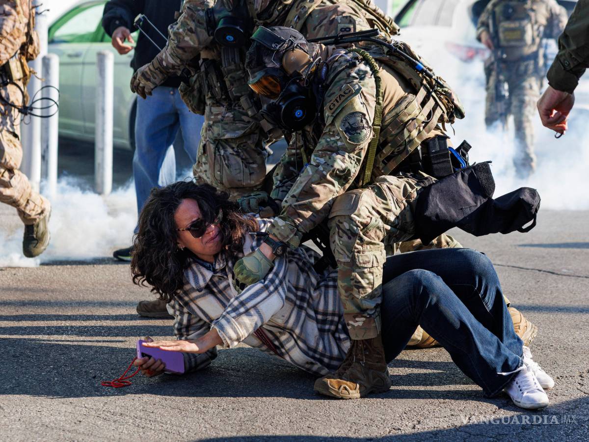 $!Agentes federales de control de inmigración detienen a un manifestante en el barrio de Little Village, Chicago.
