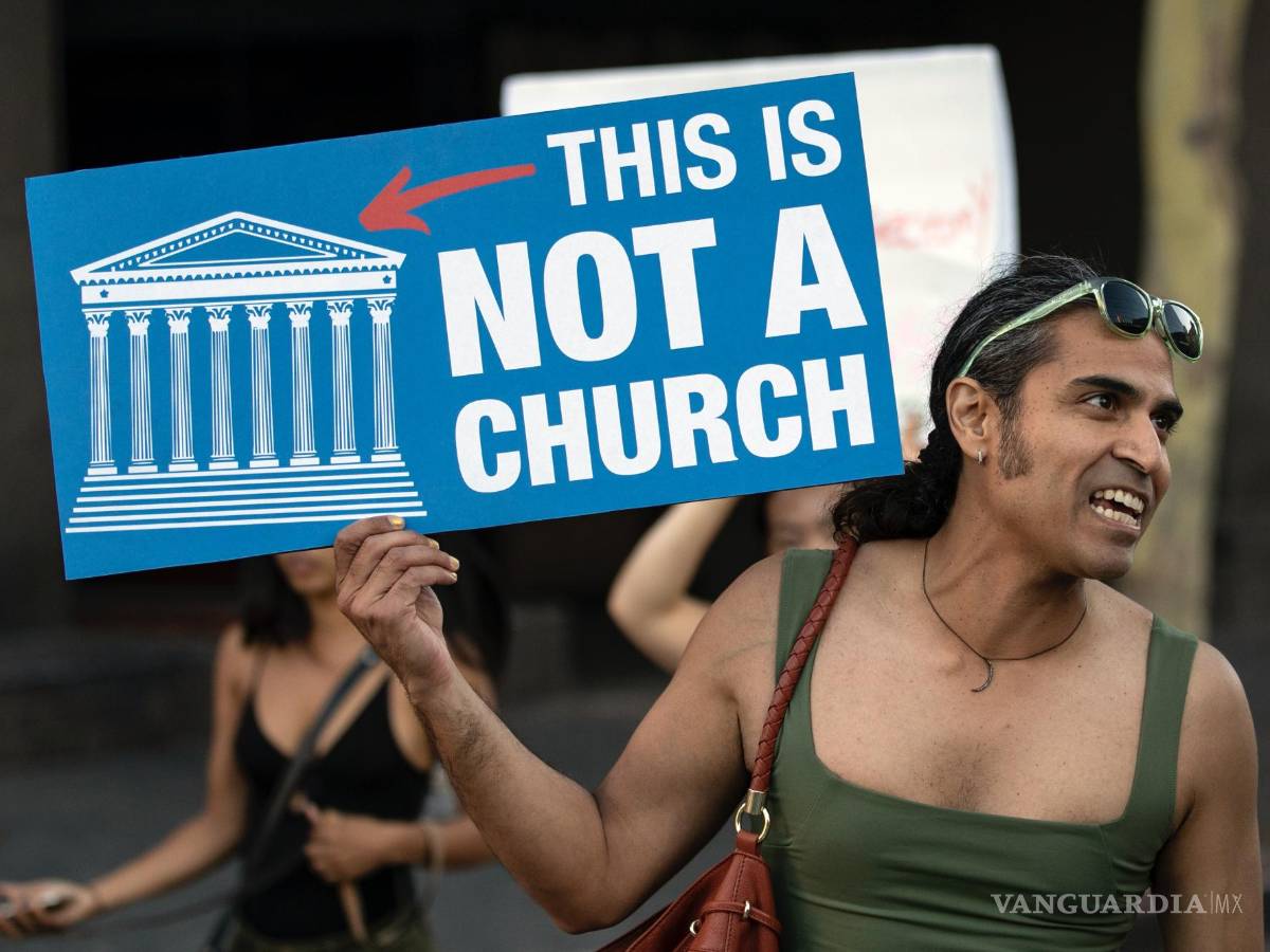 $!Una persona sostiene una pancarta mientras los manifestantes a favor del aborto protestan tras la decisión de la Corte Suprema en Los Ángeles, California.