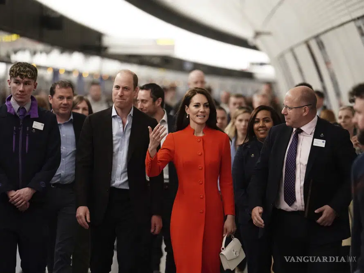 $!William y Kate ha tomado el metro en Londres para acudir a un pub, a días de la coronación de Carlos III.
