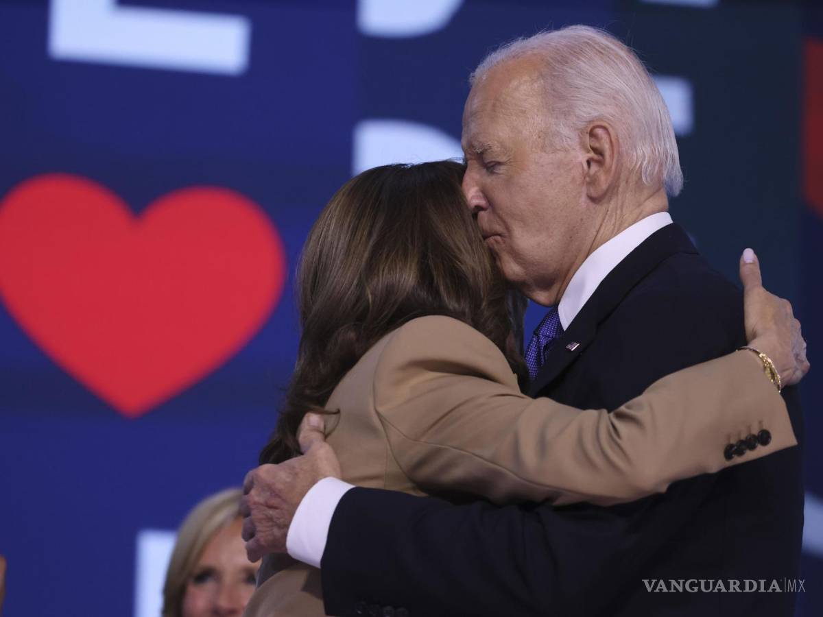 $!La vicepresidenta estadounidense Kamala Harris abraza al presidente Joe Biden tras su discurso en la noche inaugural de la Convención Nacional Demócrata.