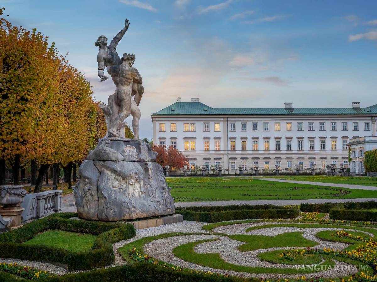 $!Palacio de Mirabell, y sus jardines, al atardecer, en Salzburgo, Austria.