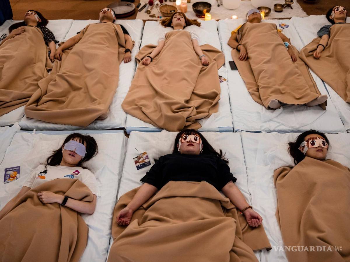$!Los clientes meditan y duermen en Creative Shelter durante la sesión en Shanghai, China. EFE/EPA/Alex Plavevki