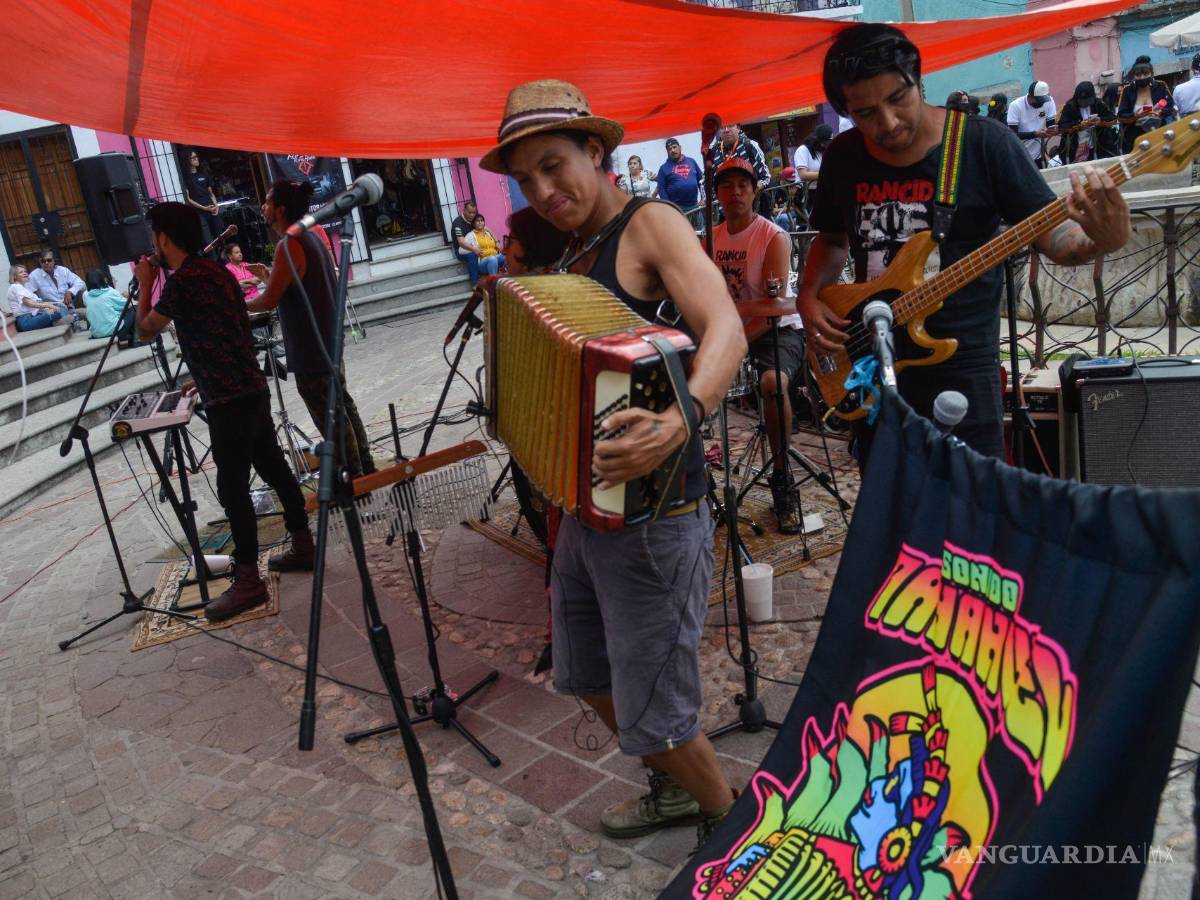 $!Vida cotidiana en el centro de Guanajuato durante el tercer día de actividades del 50 Festival Internacional Cervantino (FIC).