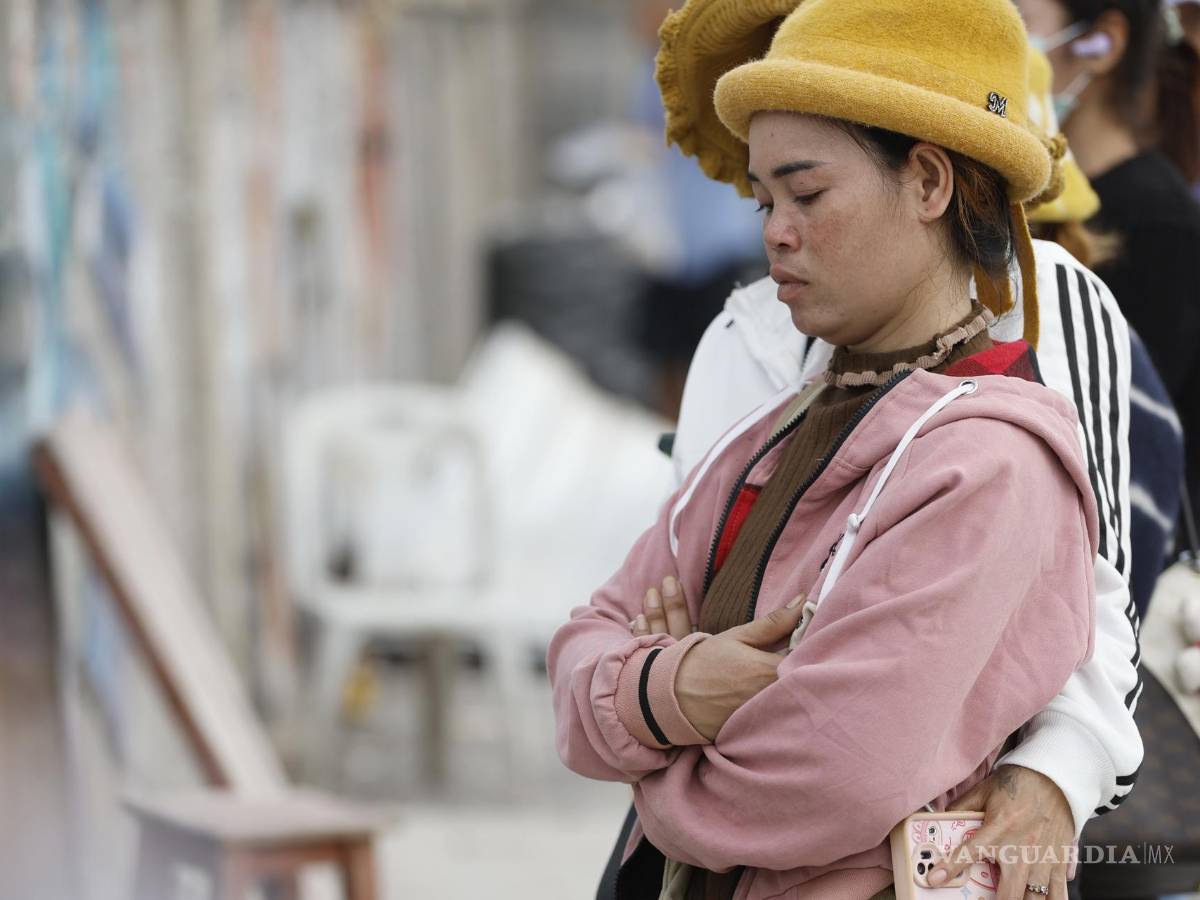 $!La gente espera durante una operación de búsqueda y rescate de sobrevivientes en el lugar de un edificio derrumbado después de un terremoto en Bangkok, Tailandia.