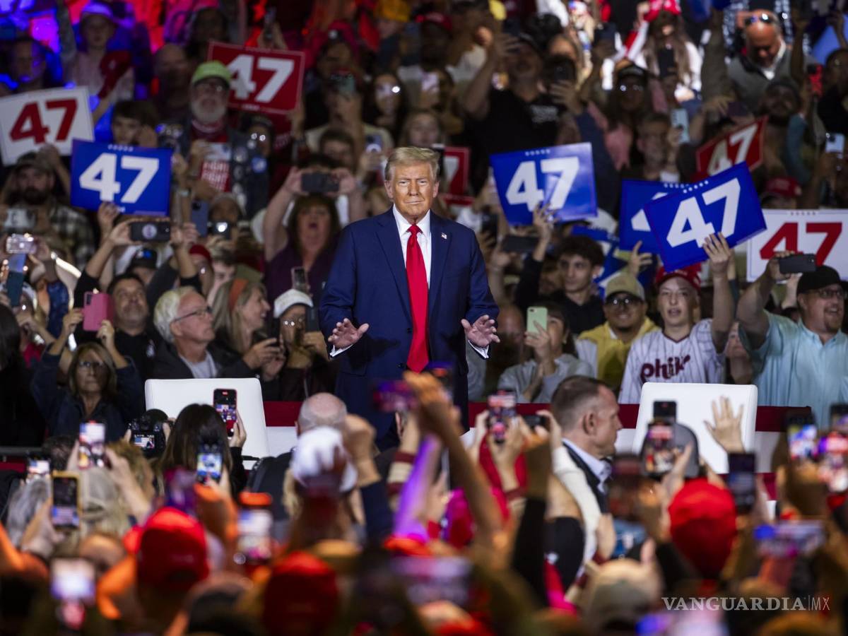 $!El expresidente estadounidense Donald Trump llega a un evento de campaña en el ayuntamiento de Lancaster, Pensilvania.