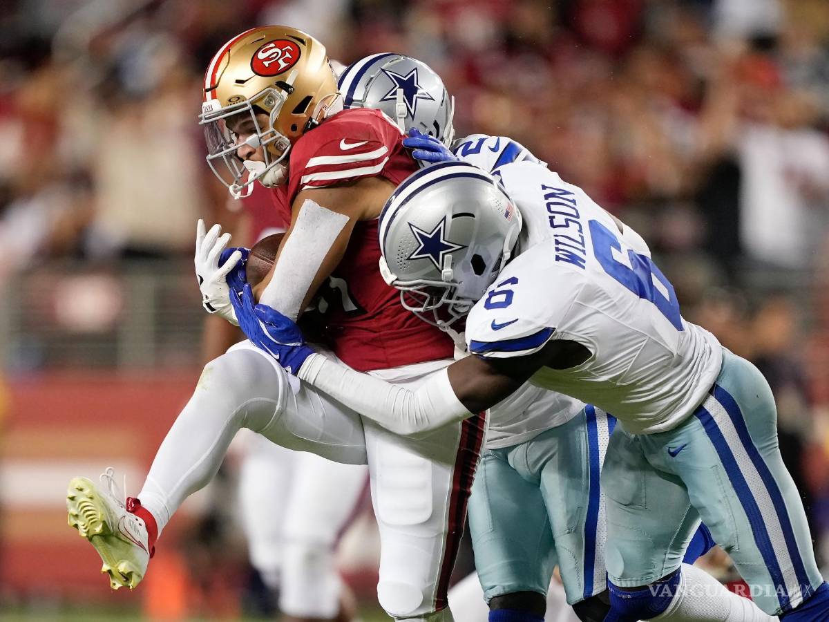 $!El corredor de los San Francisco 49ers, Isaac Guerendo, (i), corre contra el safety de los Dallas Cowboys, Donovan Wilson (6), y el esquinero Jourdan Lewis.