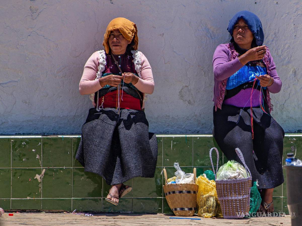 $!Dos mujeres indígenas tzotziles en el municipio de Zinacantán, estado de Chiapas (México).
