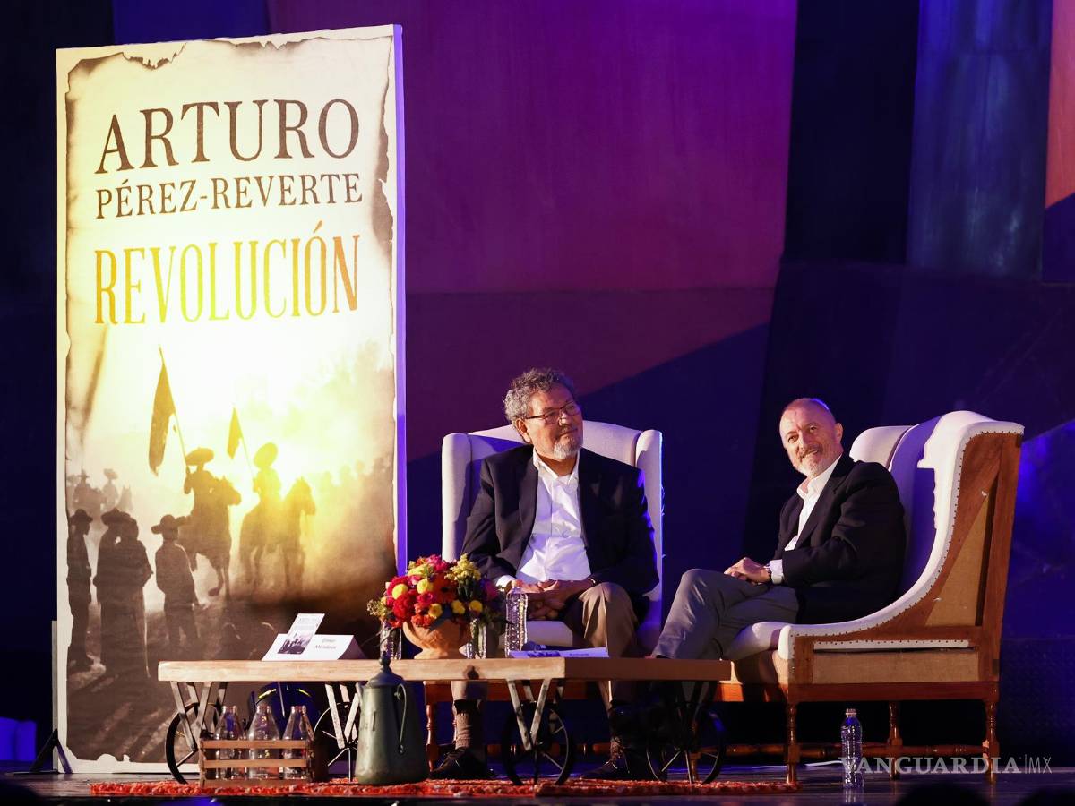 $!Arturo Pérez-Reverte (d) y el novelista mexicano Elmer Mendoza (i), en la presentación de su nuevo libro “Revolución” en el Polyforum Siqueiros.