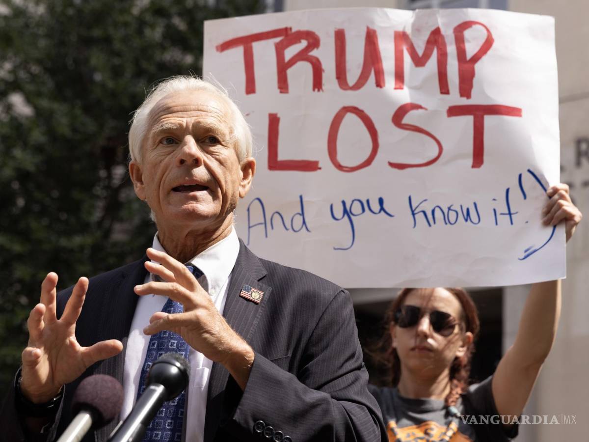 $!Peter Navarro, exasesor de Donald Trump, luego de una conferencia previa al juicio en su caso en el Tribunal de los Estados Unidos E. Barrett Prettyman.