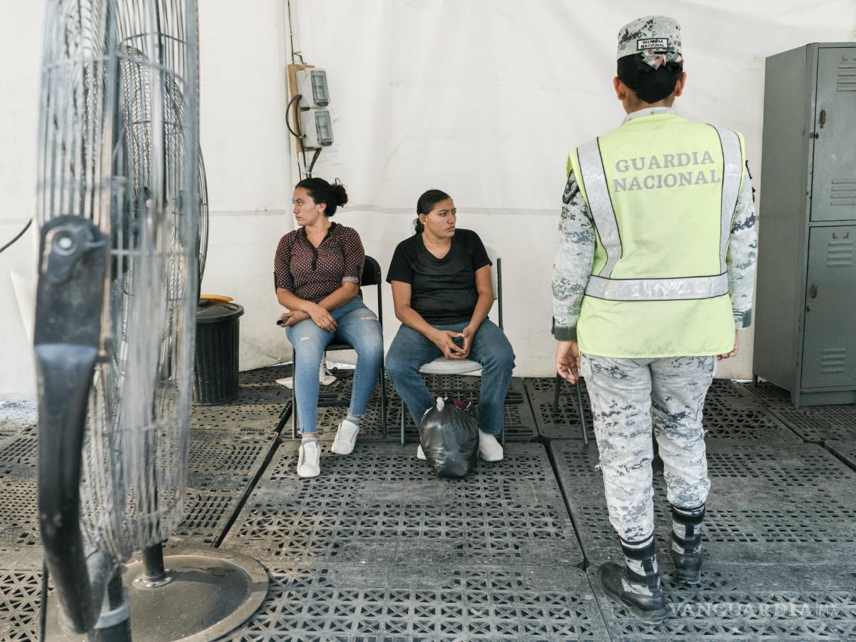 $!Migrantes hondureños detenidos por funcionarios de migración y la Guardia Nacional Mexicana en un puesto de control cerca de Villahermosa, Tamaulipas.