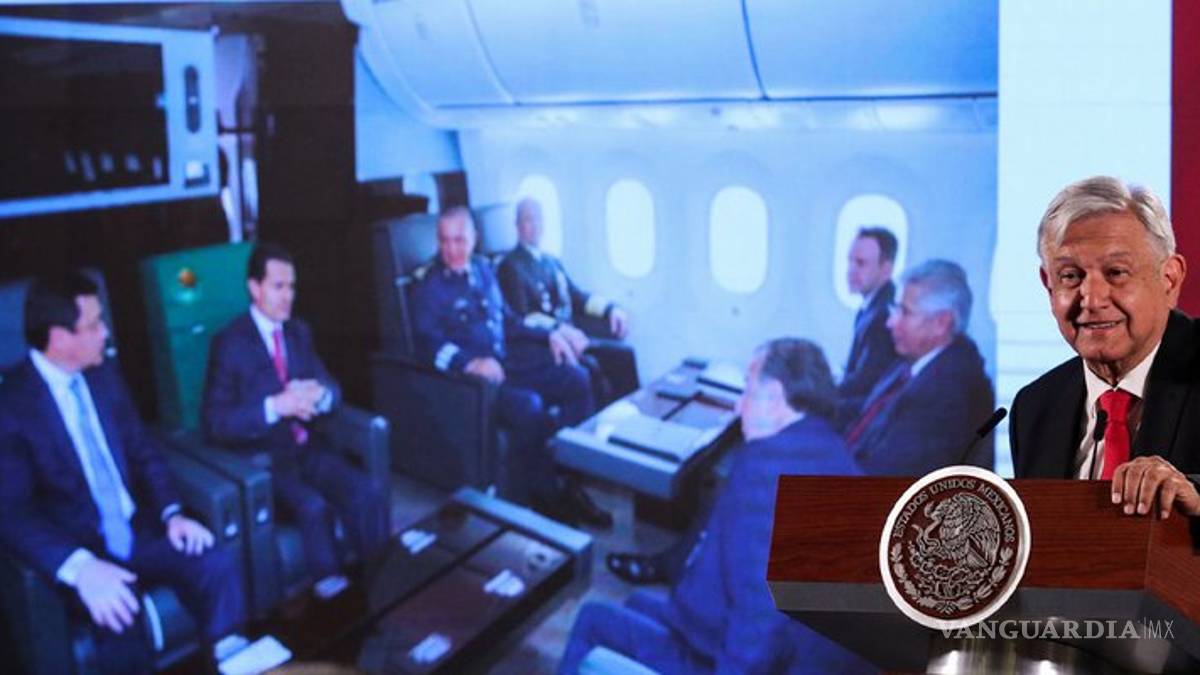 AMLO exhibe foto de Peña Nieto y su Gabinete en avión presidencial
