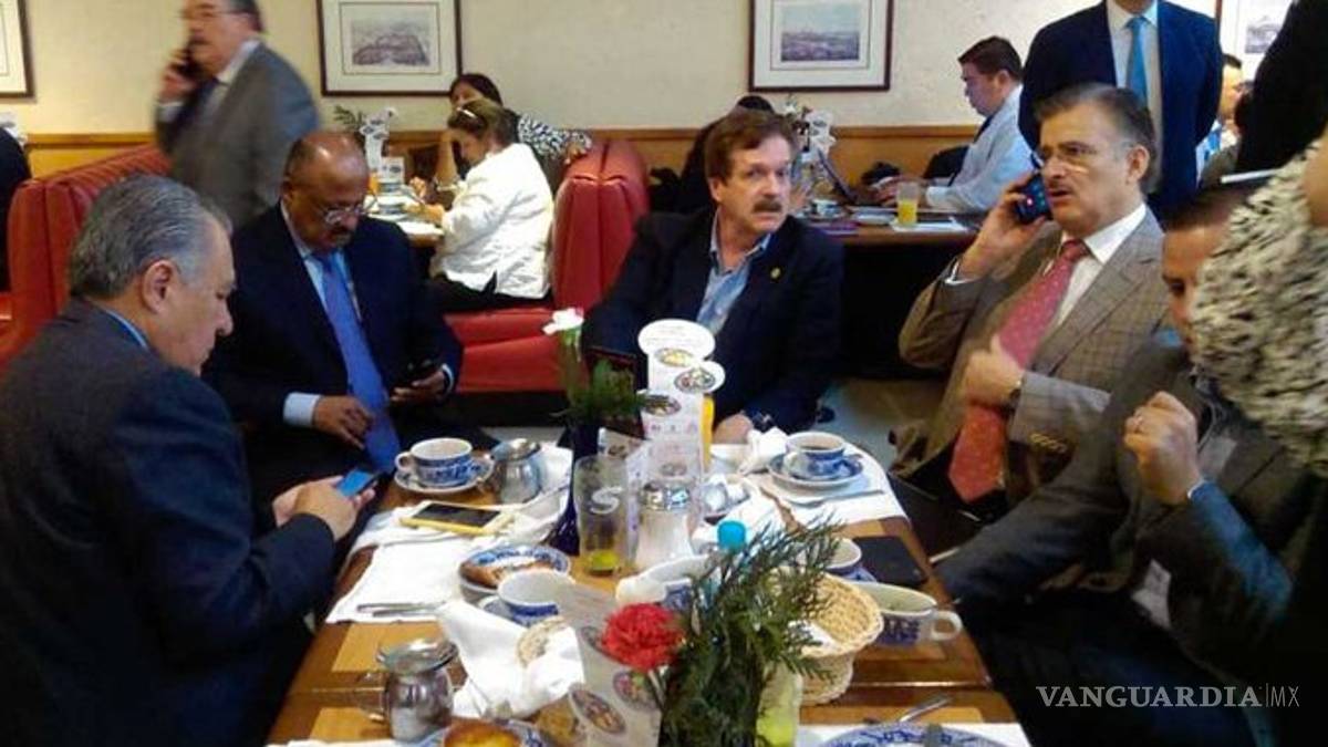 Diputados se reúnen en un Sanborns tras bloqueo de la CNTE al recinto legislativo